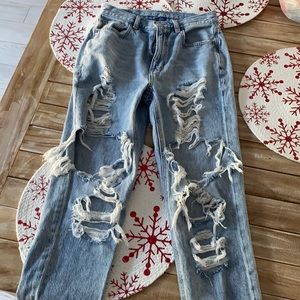 American Eagle size 2 ripped mom jean. Excellent condition